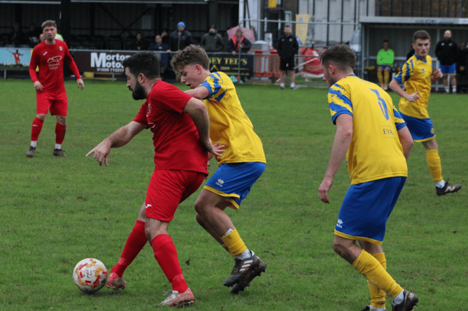 Kingfishers pressure a Cefn defender